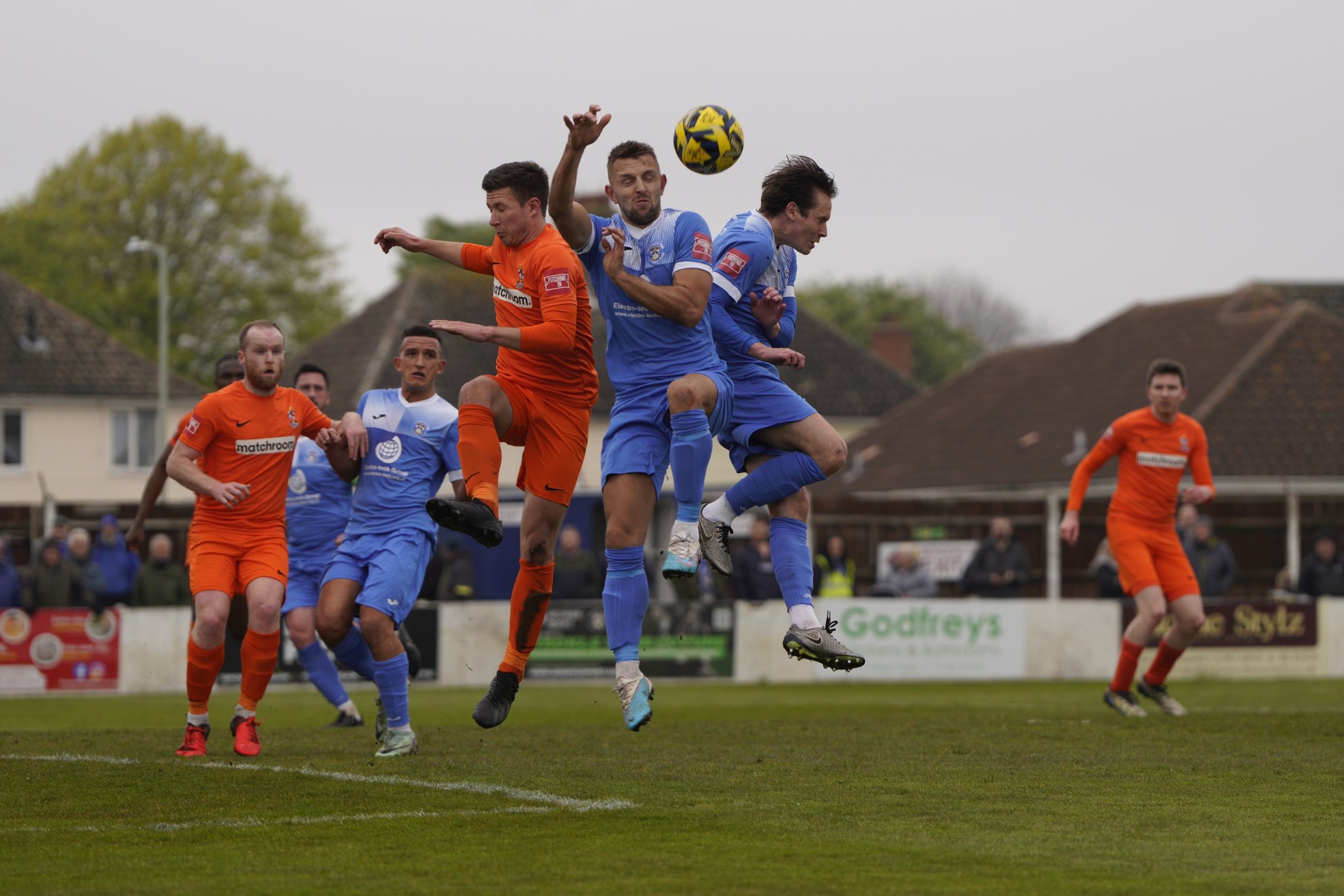 Soi kèo Lowestoft Town vs Haringey Borough lúc 01h45 ngày 09/10